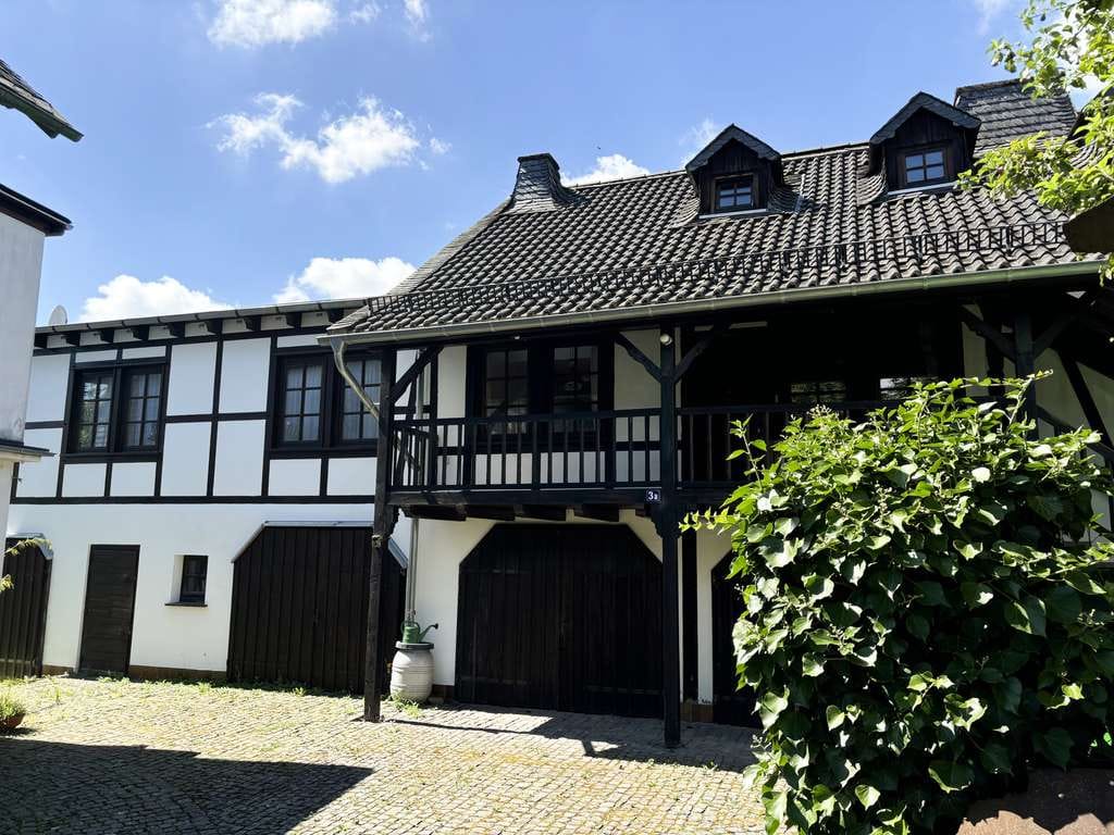 Immobilie in Hamm (Sieg) - *PREISREDUZIERT* Charmantes Einfamilienhaus mit 3 Garagen in zentraler Wohnlage von Hamm / Sieg! - Bild 1