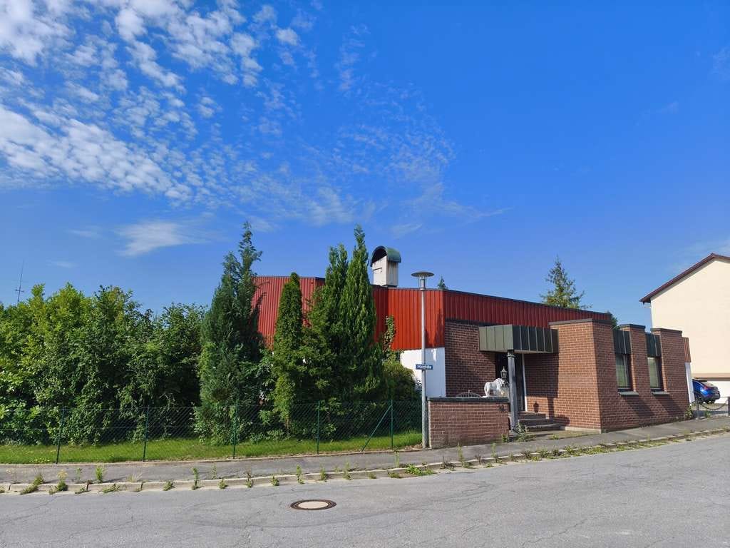 Immobilie in Hengersberg - 295 m2 Unternehmer-Villa Art "Bungalow" m. ca. 1.100 m2 herrlich angelegtem Garten in zentraler Lage - Bild 1
