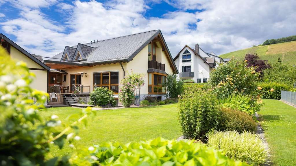 Immobilie in Winningen - Großzügiges, hochwertig ausgestattetes EFH mit ELW;  ca. 279 m² Wfl., Galerie, Garten, Doppelgarage - Bild 0