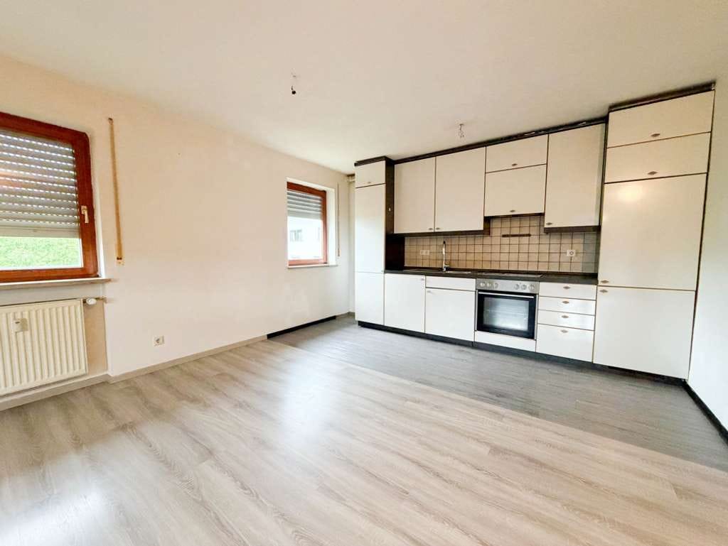 Immobilie in Itzgrund - Helle 3-Zimmer-Maisonettewohnung mit Balkon, Weitblick & Garage in gepflegtem Mehrfamilienhaus - Bild 2