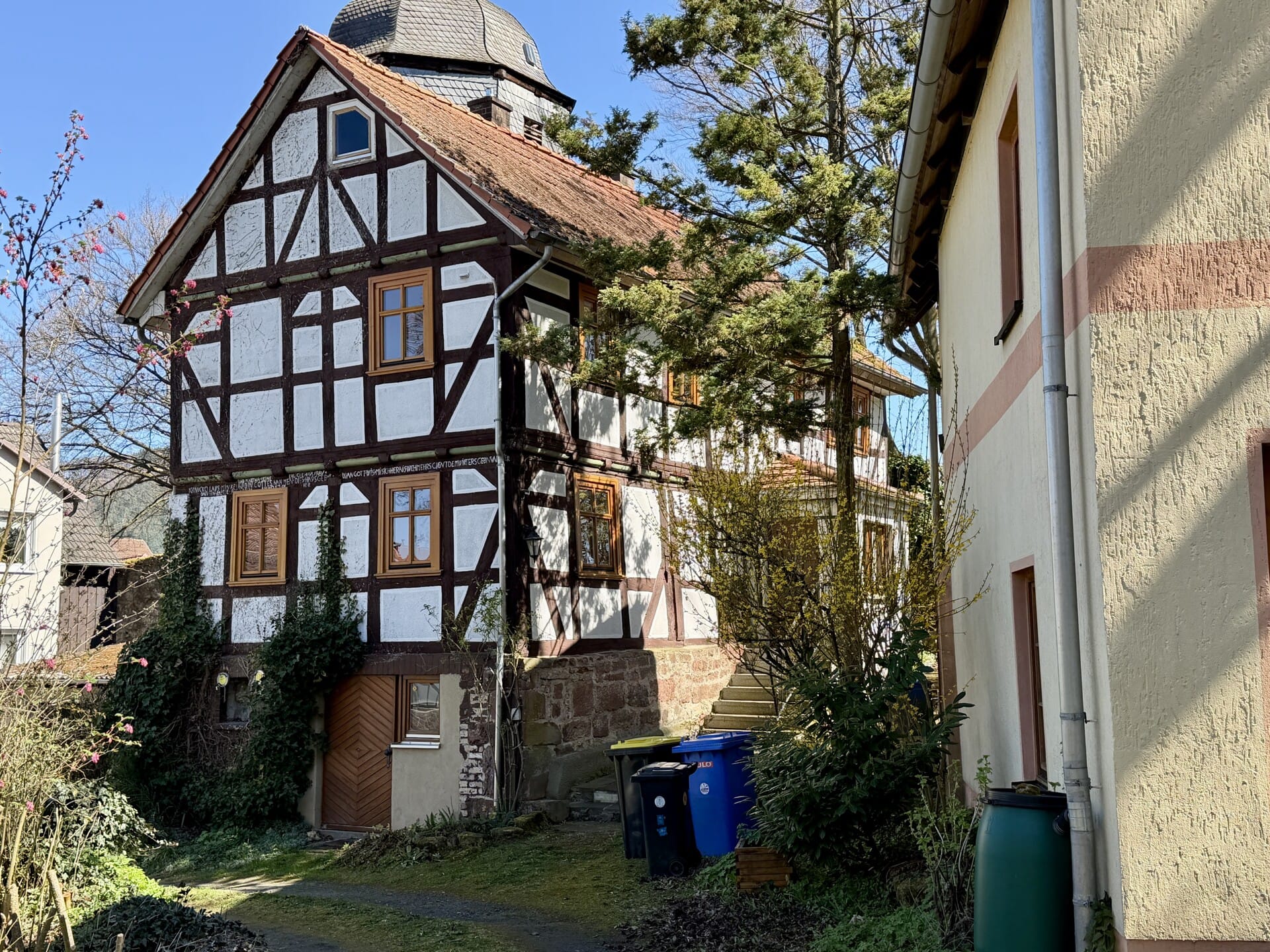 Immobilie in Bad Zwesten - Historisches Wohnhaus mit Nebengebäude und Entwicklungschancen in Bad Zwesten OT! - Bild 0
