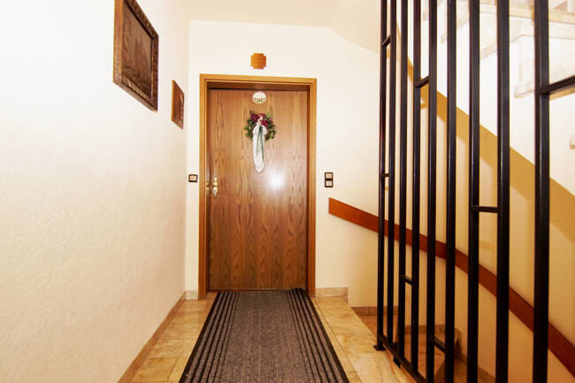 Immobilie in Roßtal - Roßtal-Ortskern: Zweifamilienhaus mit Doppelgarage in bester Wohnlage zu verkaufen! - Bild 1