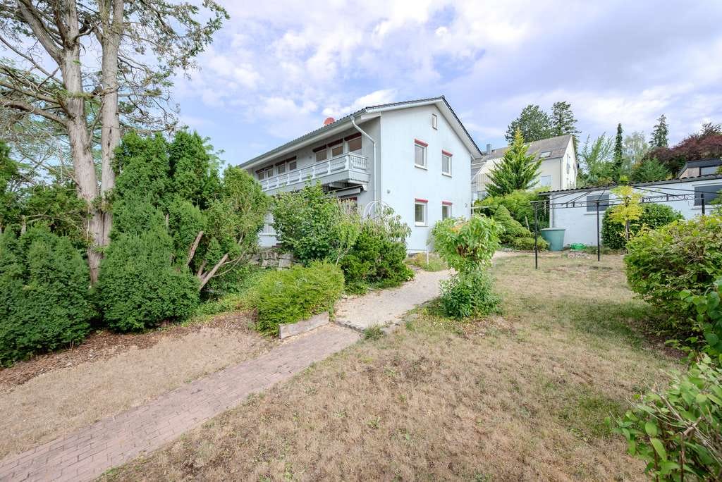 Immobilie in Güglingen - Modernisiertes Einfamilienhaus in Güglingen - Viel Wohnraum, Balkon und Aussicht. - Bild 2