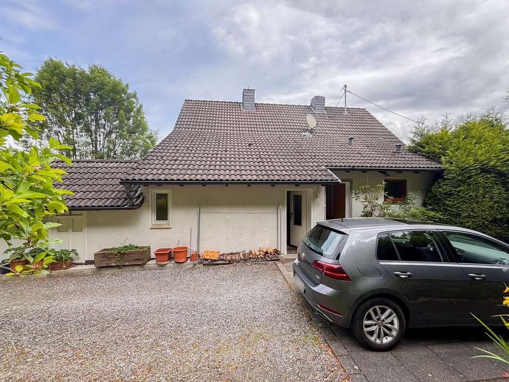 Immobilie in Windeck - Ein-/Zweifamilienhaus mit großzügigem Hanggrundstück in idyllischer Lage von Windeck! - Bild 2