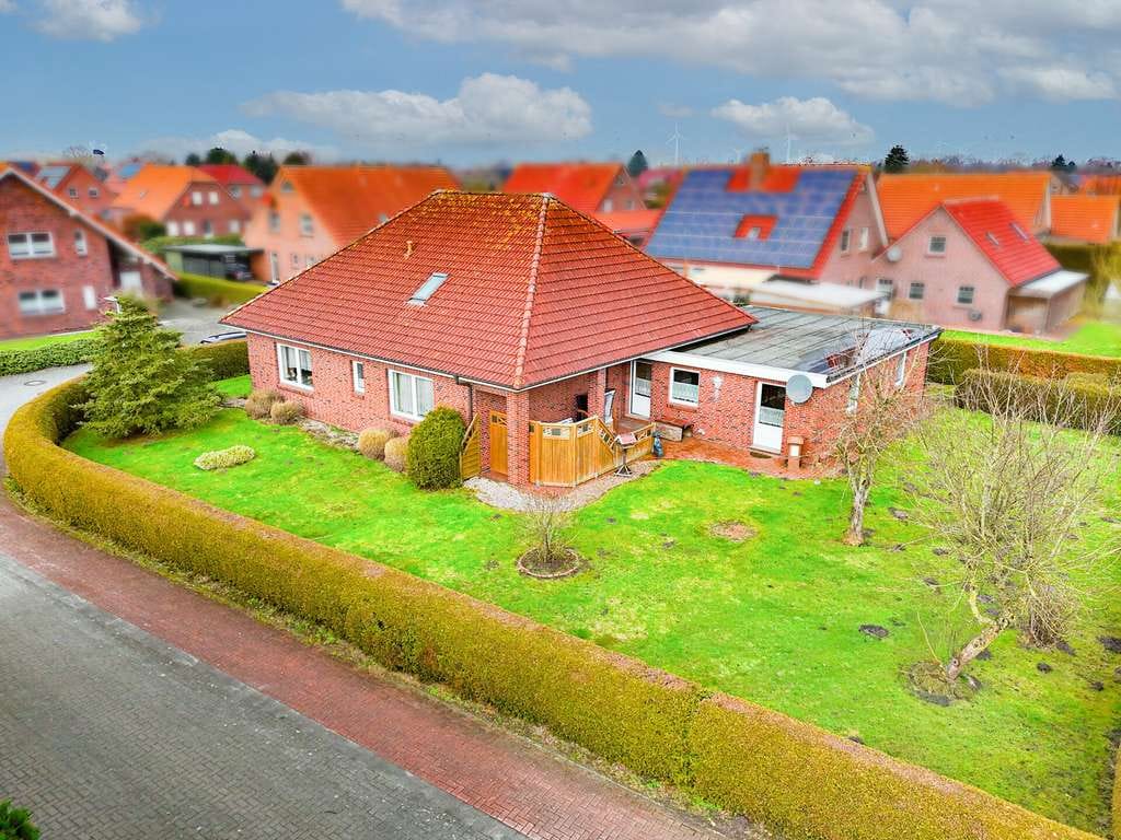 Immobilie in Westerholt - Gepflegter Bungalow in Ostfriesland mit Garage und Garten - Bild 1
