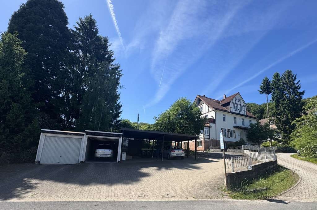 Immobilie in Bad Sachsa - 8,8 % Rendite in Bad Sachsa: 6-Parteienhaus mit 2 Garagen und 2 Carportstellplätzen - Bild 0