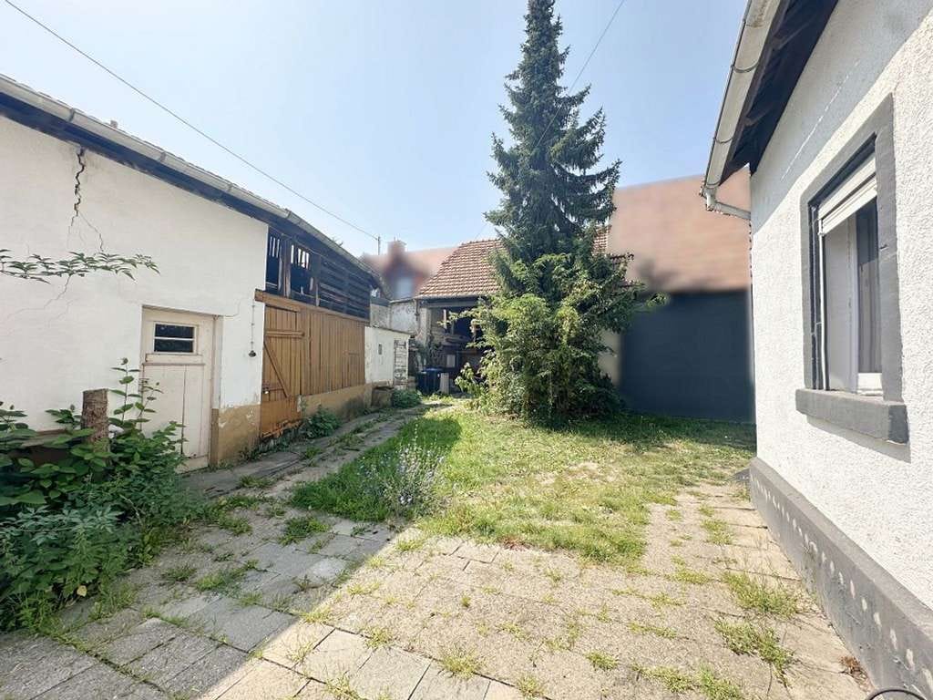 Immobilie in Böhl-Iggelheim - Spitzenpreis: Renovierungsbedürftiges Haus mit großem Grundstück, Innenhof und ausbaufähiger Scheune - Bild 1