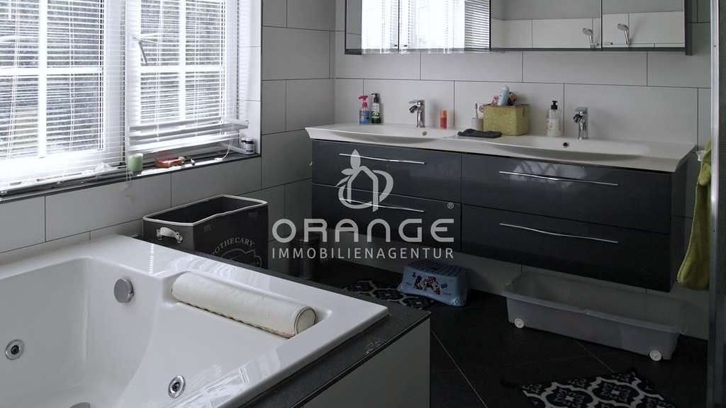 Immobilie in Tensfeld - ***Haus mit zwei Wohneinheiten, großem Garten, Teich und vielen Extras*** - Bild 3