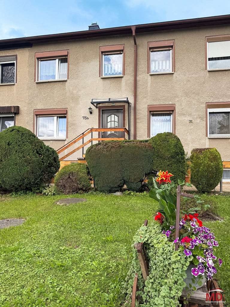 Immobilie in Niederwürschnitz - Reihenmittelhaus mit zwei Balkonen, voll unterkellert und viel Gestaltungspotenzial - Bild 1
