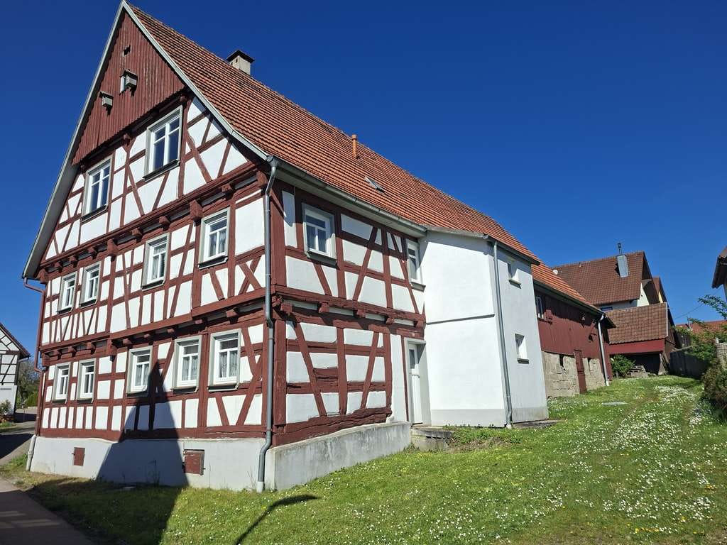 Immobilie in Gschwend - Freistehendes Wohnhaus mit 2 Wohnungen und Nebengebäuden - Bild 1