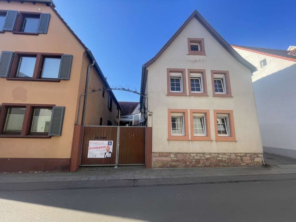 Immobilie in Edenkoben - Zweifamilienhaus mit Ausbaupotenzial im charmanten Weinort Edenkoben - Bild 0
