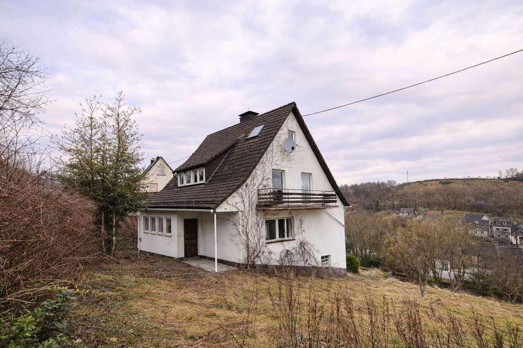 Immobilie in Hilchenbach - Renovierungsbedürftiges Einfamilienhaus in Hilchenbach - Bild 0