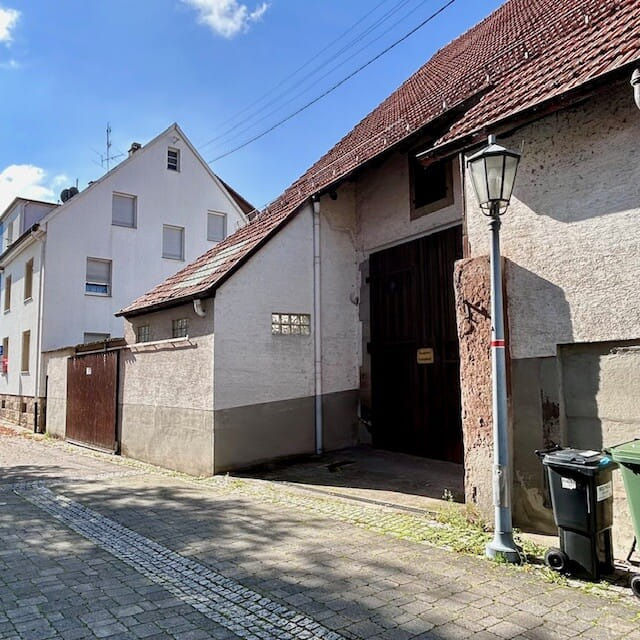 Immobilie in Bretten - Dreifamilienhaus mit Doppelgarage u. Scheune für Anpacker oder Investoren - Bild 0