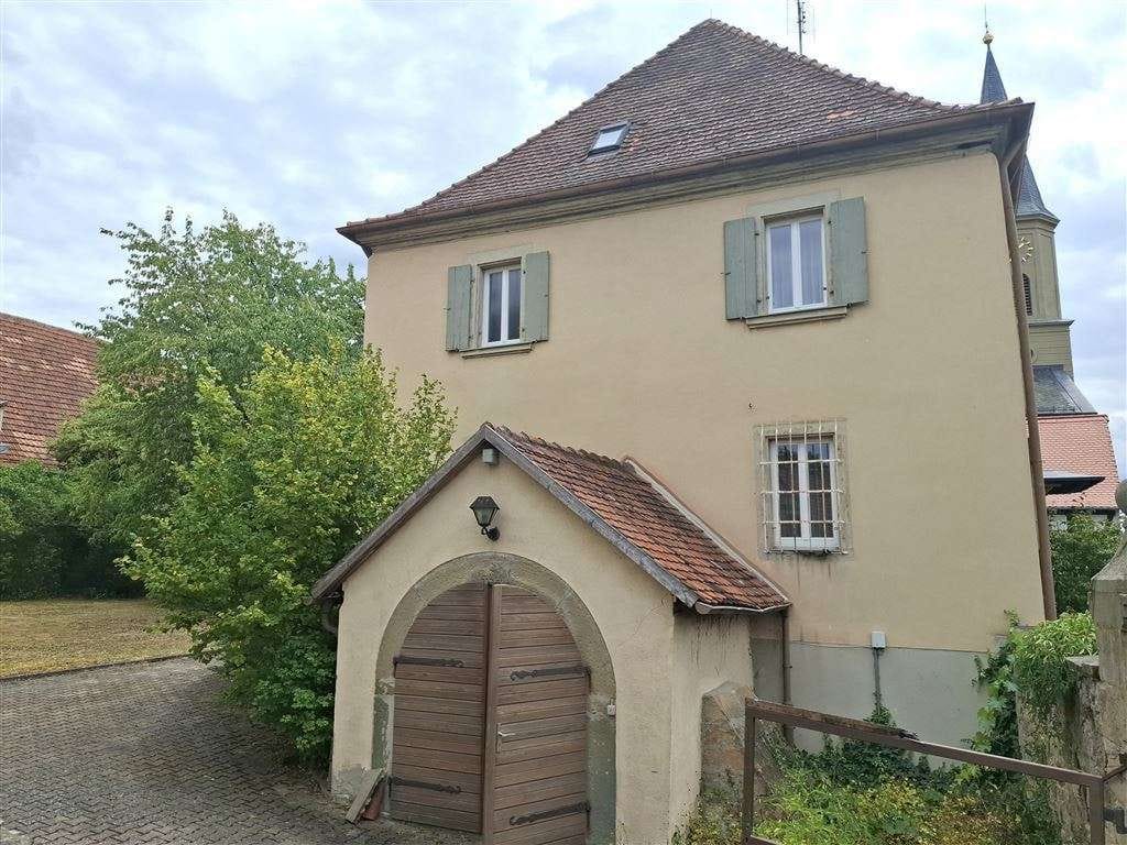 Immobilie in Obernbreit - Historisches Pfarrhaus mit Charme – großzügiges Wohnen auf ca. über 1.100 m² Grundstück - Bild 2