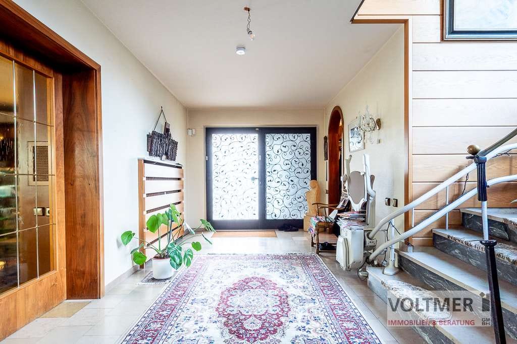 Immobilie in Schiffweiler - CHARAKTER - großzügige Maisonettewohnung mit zwei Garagen und Schwimmhalle in Schiffweiler! - Bild 1