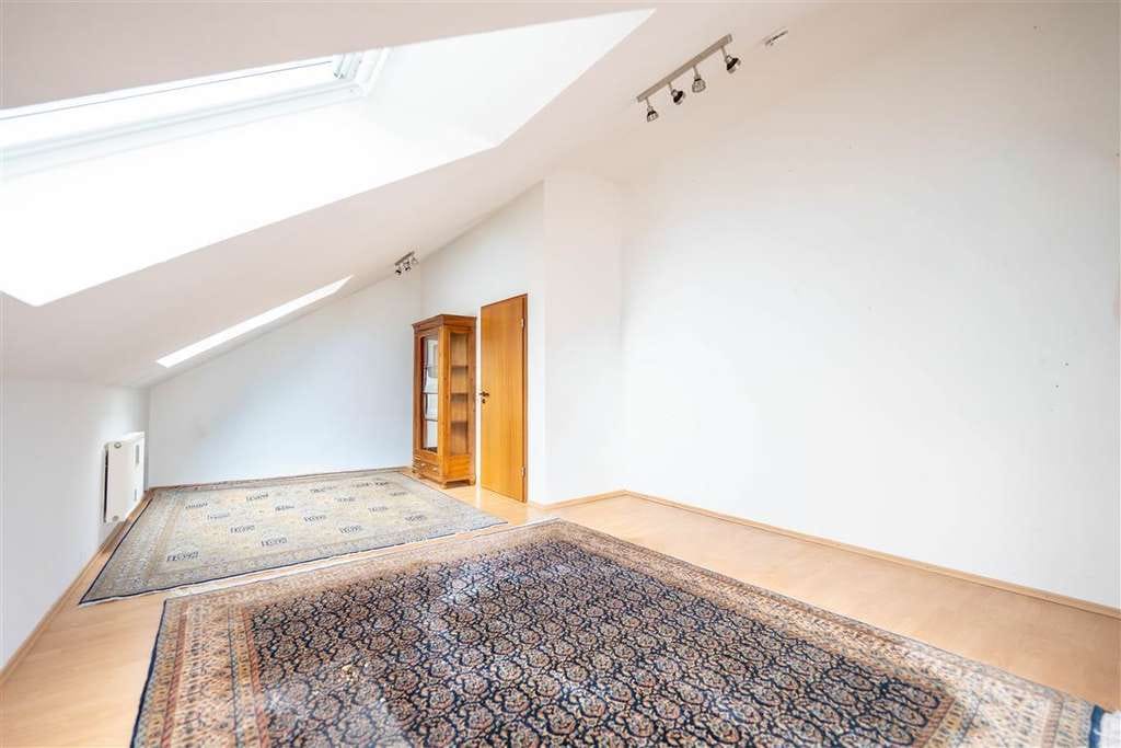 Immobilie in Zusmarshausen - Gepflegte 3-Zimmer-Dachgeschosswohnung mit zwei Bädern, Balkon und Tiefgaragenstellplatz - Bild 3
