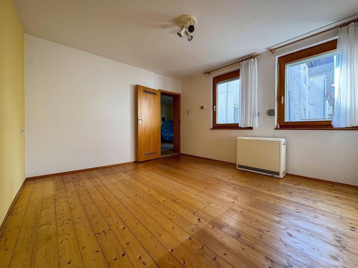 Immobilie in Hülben - Liebhaberobjekt: Bauernhaus mit Scheune und Ausbaupotenzial - Bild 2