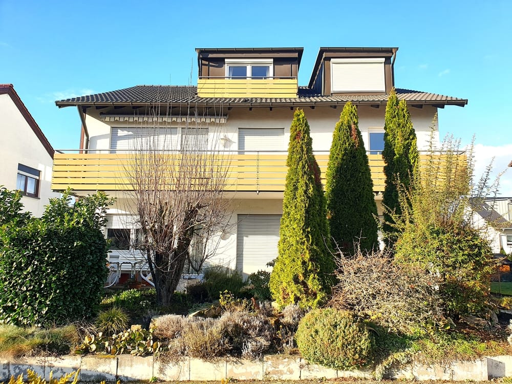 Immobilie in Waldbronn - 3 FAMILIENHAUS IN SEHR BEGEHRTER LAGE MIT TERRASSE, BALKONEN, 2 GARAGEN SOWIE 2 STELLPLÄTZEN - Bild 0