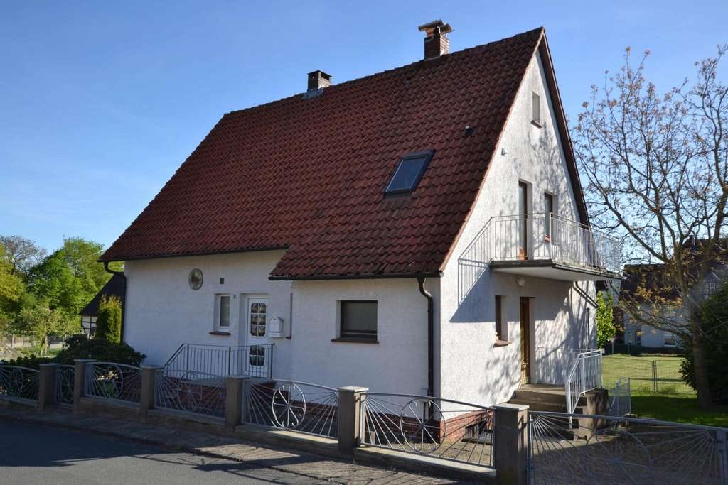 Immobilie in Halle - Freistehendes Einfamilienhaus mit Nebengebäude in 37620 Hunzen! - Bild 1