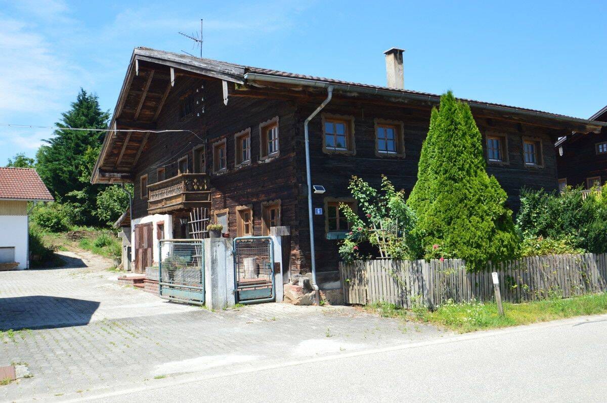 Immobilie in Pfarrkirchen - Gelegenheit! Historischer Dreiseithof in idyllischer Weilerlage am Stadtrand von Pfarrkirchen - Bild 2