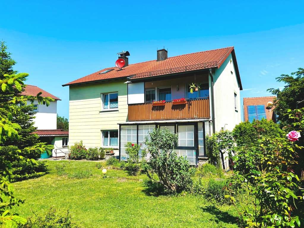 Immobilie in Königsberg in Bayern - Sie wünschen sich viel Platz? Gepflegtes 2 Fam.-Haus mit Garage und Garten im ruhigen, sonnigen Gr� - Bild 0