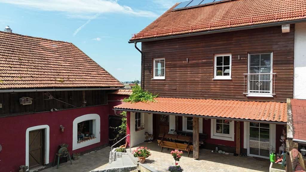 Immobilie in Neufraunhofen - Einzigartiges Anwesen mit großzügigem 2-Familienhaus, Gewerbeeinheit und Möglichkeit zur Tierhaltung - Bild 1
