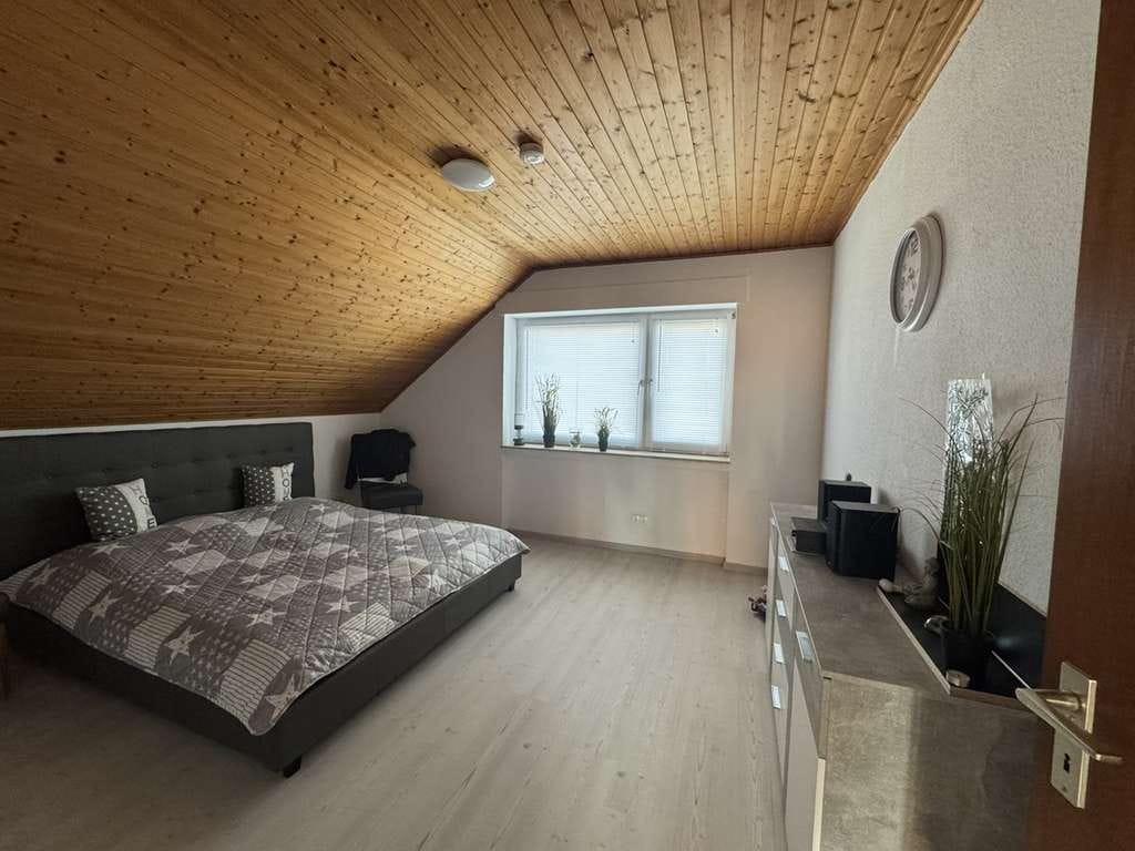 Immobilie in Dorsten - Gepflegte 2-Zimmer-Dachgeschosswohnung mit Stellplatz in ruhiger Lage von Rhade - Bild 1