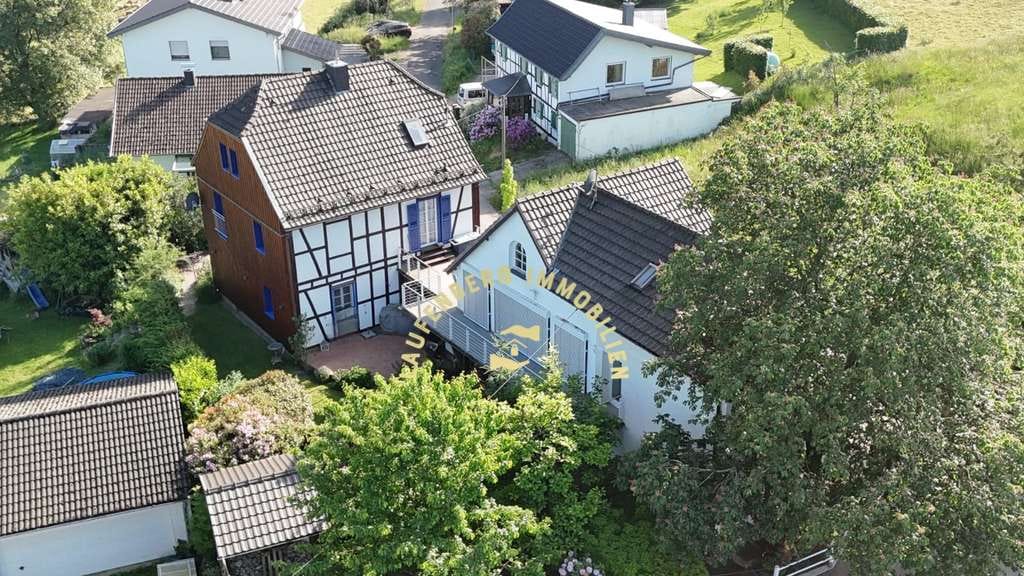 Immobilie in Eitorf - Viel Platz für Familie & Beruf: Zwei Häuser mit Charme und tollem Weitblick in Eitorf - Bild 2