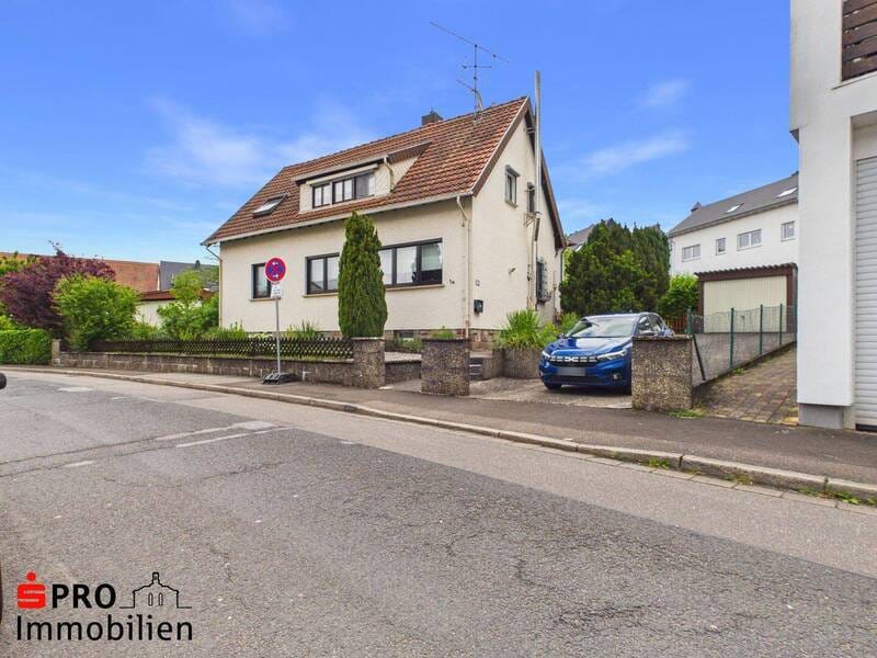 Immobilie in Kirkel - Gepflegtes Zweifamilienhaus mit Terrasse, Garten & Garage - Bild 0