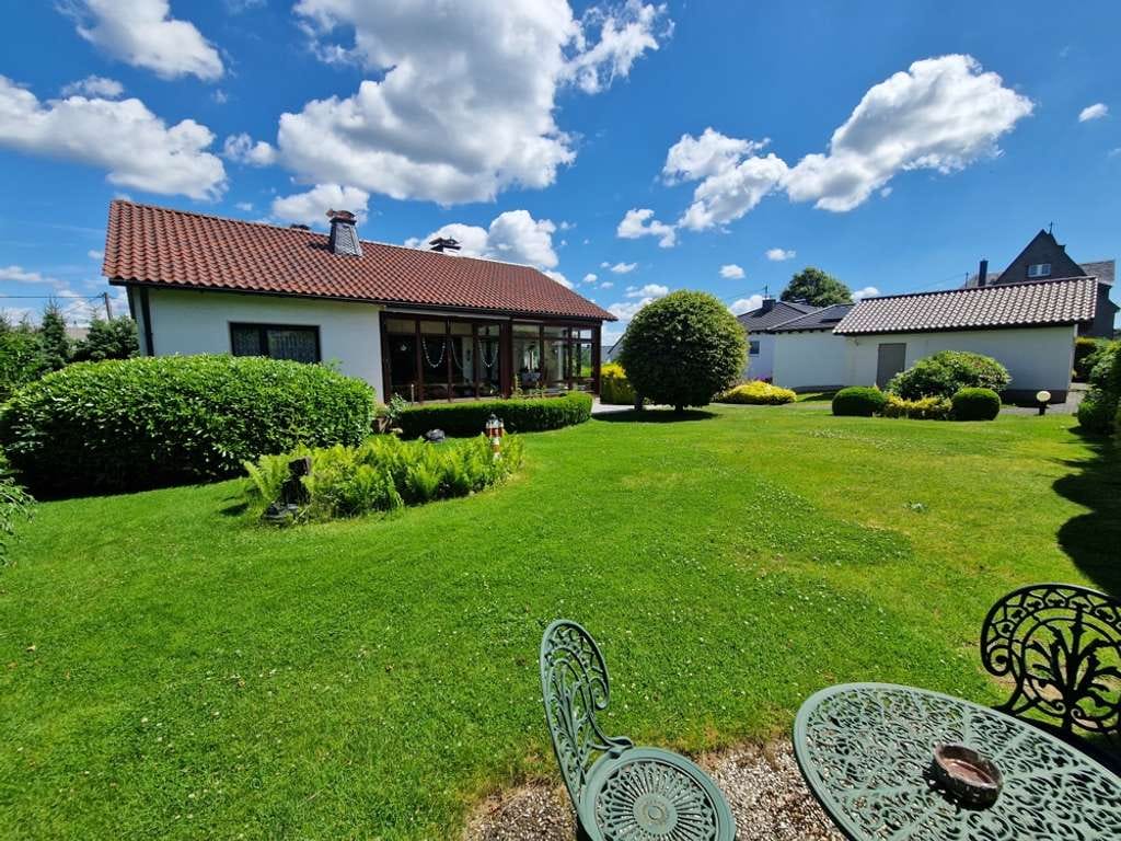 Immobilie in Weitefeld - Tolles Einfamilienhaus im Bungalowstil mit wunderschönem parkähnlichen Gartengrundstück in Weitefeld - Bild 2