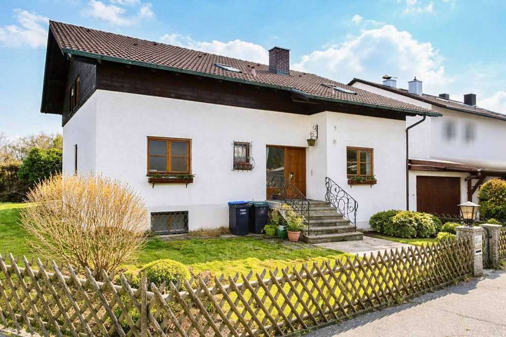 Immobilie in Kolbermoor - Sofort wohlfühlen: 7-Zi.-EFH mit Garten, Garage und Carportstellplatz in Kolbermoor - Bild 0