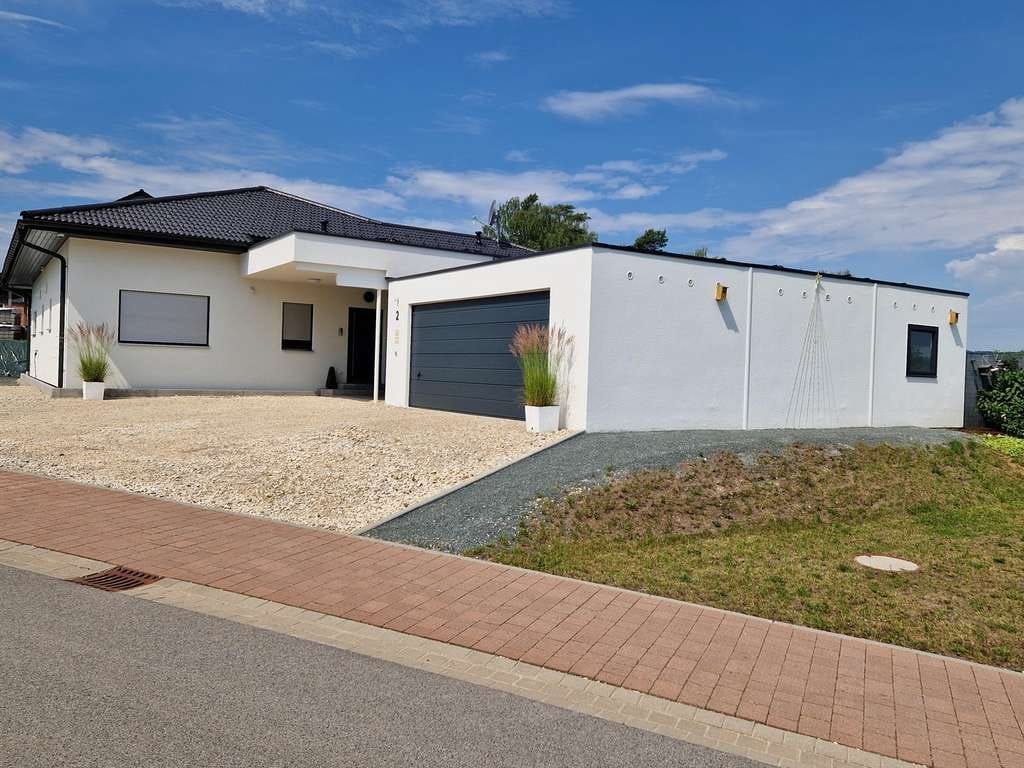 Immobilie in Gerach - Neuwertiger A+ Winkel-Bungalow, Elg-Whg, Fernblick, Doppelgarage, Carport, große-PV-Anlage - Bild 2