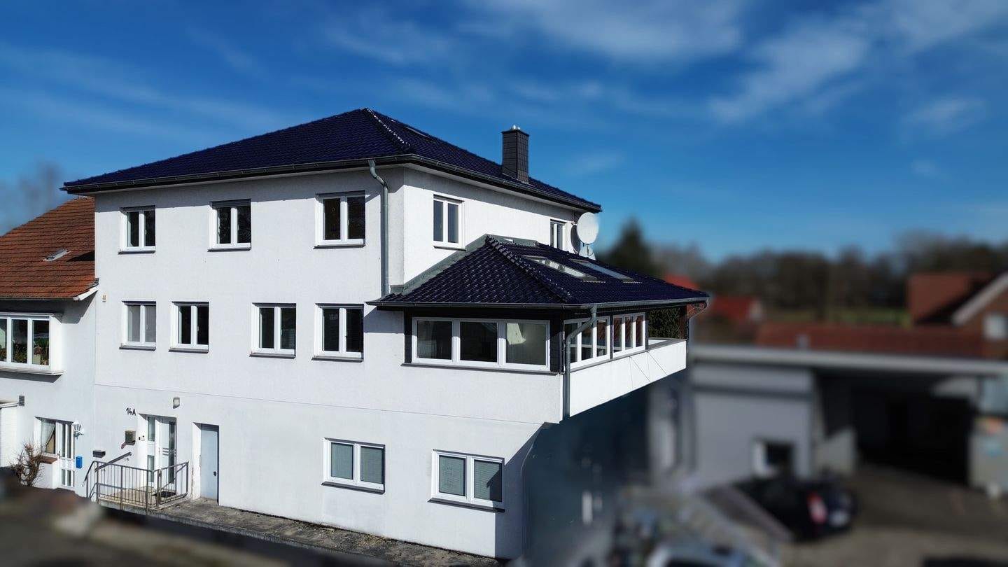Immobilie in Westerstede - Großzügiges Einfamilienhaus mit ca. 217 m² Wohnfläche, ausgebautem Dachgeschoss, Loggia, Wintergarten und Wärmepumpe in Westerstede - Bild 2