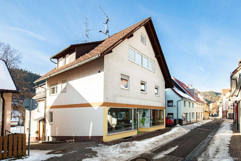 Immobilie in Titisee-Neustadt - Wohn- und Geschäftshaus mit 3 Einheiten mit Optimierungspotenzial mitten in Neustadt zu verkaufen - Bild 0