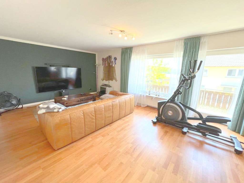 Immobilie in Efringen-Kirchen - Charmantes Familienidyll mit Einliegerwohnung, großem Garten und herrlicher Aussicht - Bild 2
