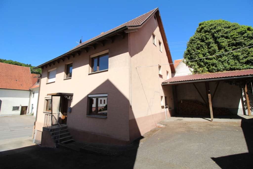 Immobilie in Burladingen - Wohnen mitten im Dorf - Einfamilienhaus mit Garten und großer Scheune - - Bild 1