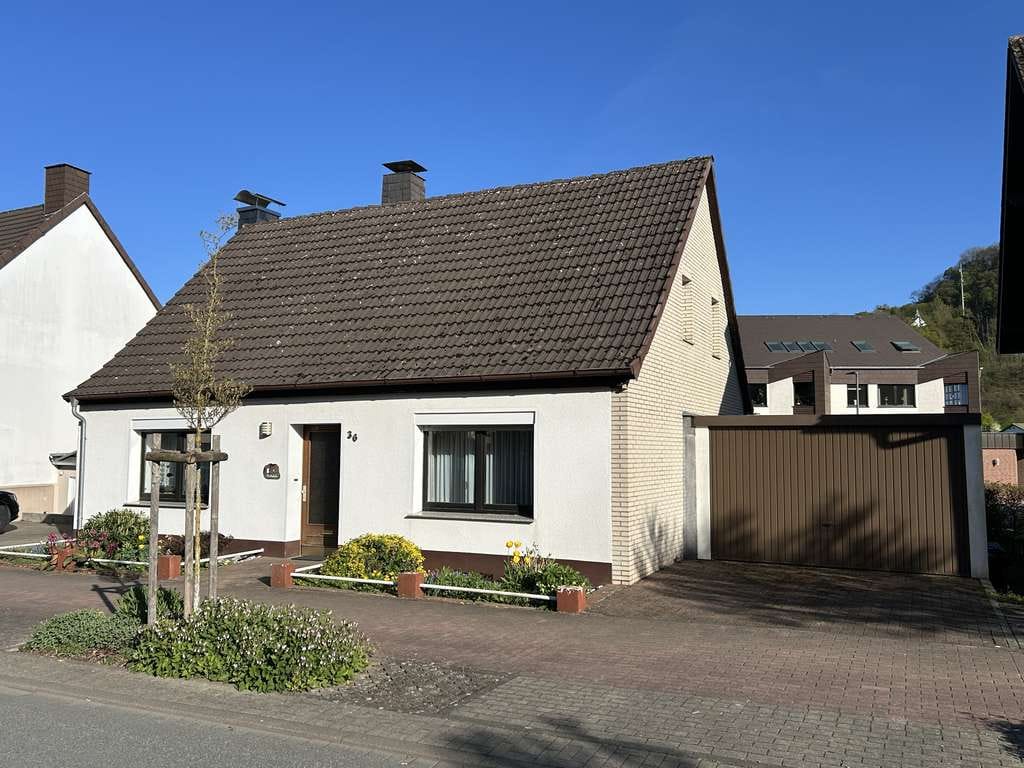 Immobilie in Marsberg - Gepflegtes Einfamilienhaus mit Garage und großzügiger Dachterrasse in ruhiger Lage von Marsberg - Bild 0