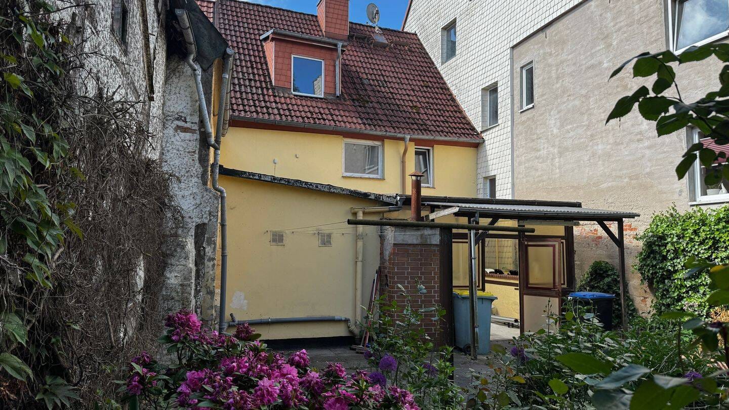 Immobilie in Schwaan - Dieses charmante Mittelreihenhaus aus ca. 1900 vereint den besonderen Charakter eines klassischen Altbaus mit überraschend großzügigen Raumverhältniss - Bild 2