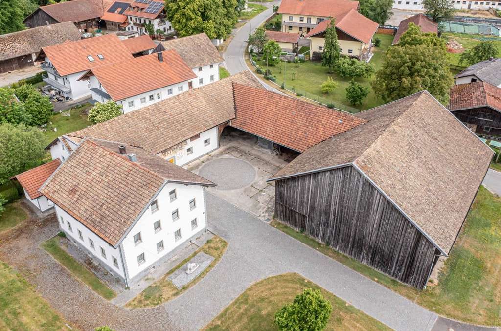 Immobilie in Furth im Wald - Charmantes Bauernhaus mit vielfältigen Nutzungsmöglichkeiten - Bild 2