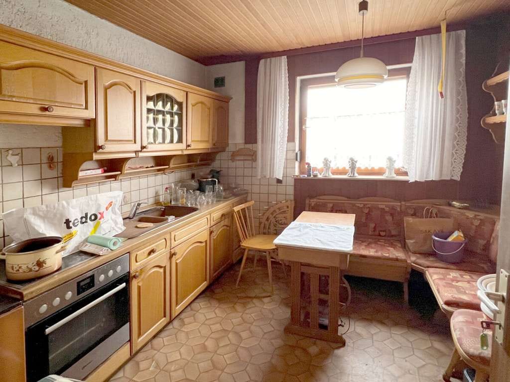 Immobilie in Forchheim - Stark sanierungsbedürftiges Wohnhaus mit Nebengebäude in Forchheim/Kersbach - Bild 1