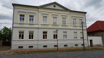 Immobilie in Osternienburger Land - Gebäudekomplex v. ehem. Gutshof m. saniertem MFH auf 7.329 m² Dreifrontengrundstück - Bild 2