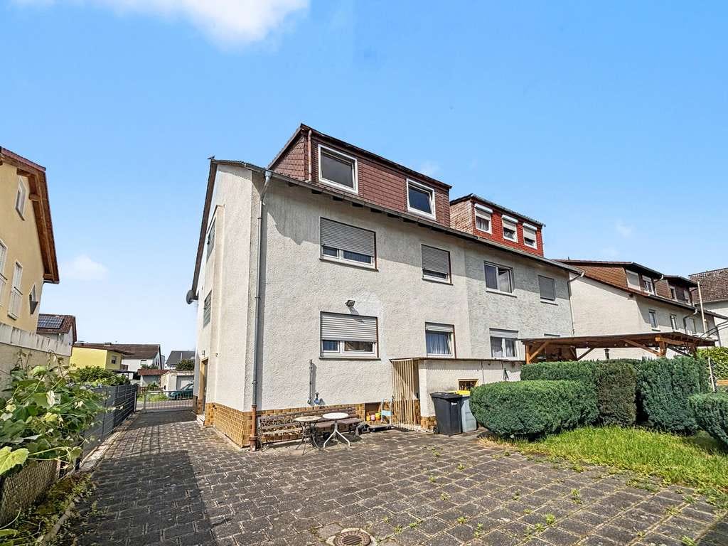 Immobilie in Erlensee - Erlensee: Vollvermietetes 3-Familienhaus als solide Kapitalanlage mit Potenzial - Bild 0
