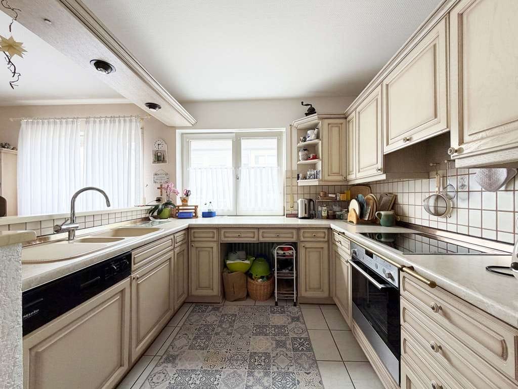 Immobilie in Stutensee - Vier Wände - ein Volltreffer. Schönes Zuhause.
3 Wohnungen. 10 Zimmer auf 241 m². Garten
& Garagen - Bild 4