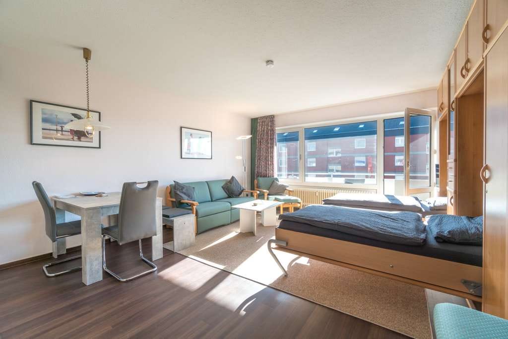 Immobilie in Borkum - Appartement mit Südbalkon und Blick auf den alten und neuen Leuchtturm - Bild 2