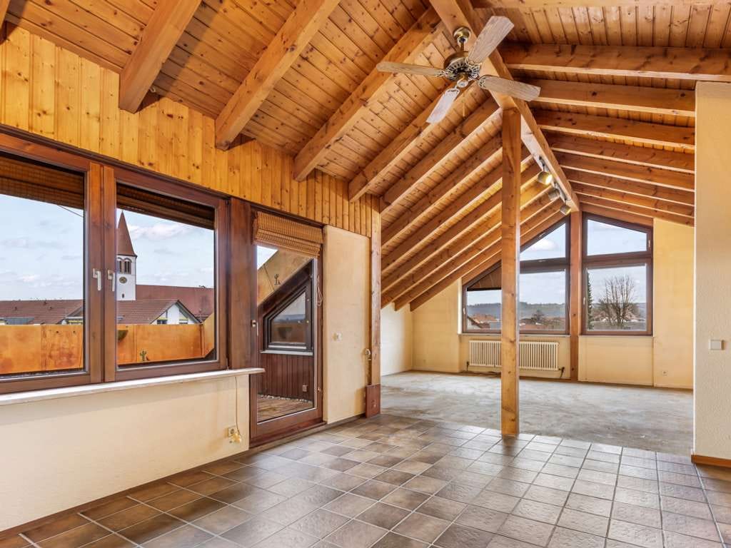 Immobilie in Wolpertswende - 3,5 Zimmer - Dachgeschosswohnung mit Potenzial in Mochenwangen - Bild 1