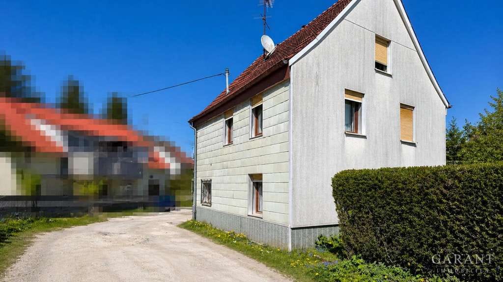 Immobilie in Bopfingen - Liebenswertes Einfamilienhaus mit Garage und Terrasse - renovierungsbedürftig - in zentraler Lage - Bild 0