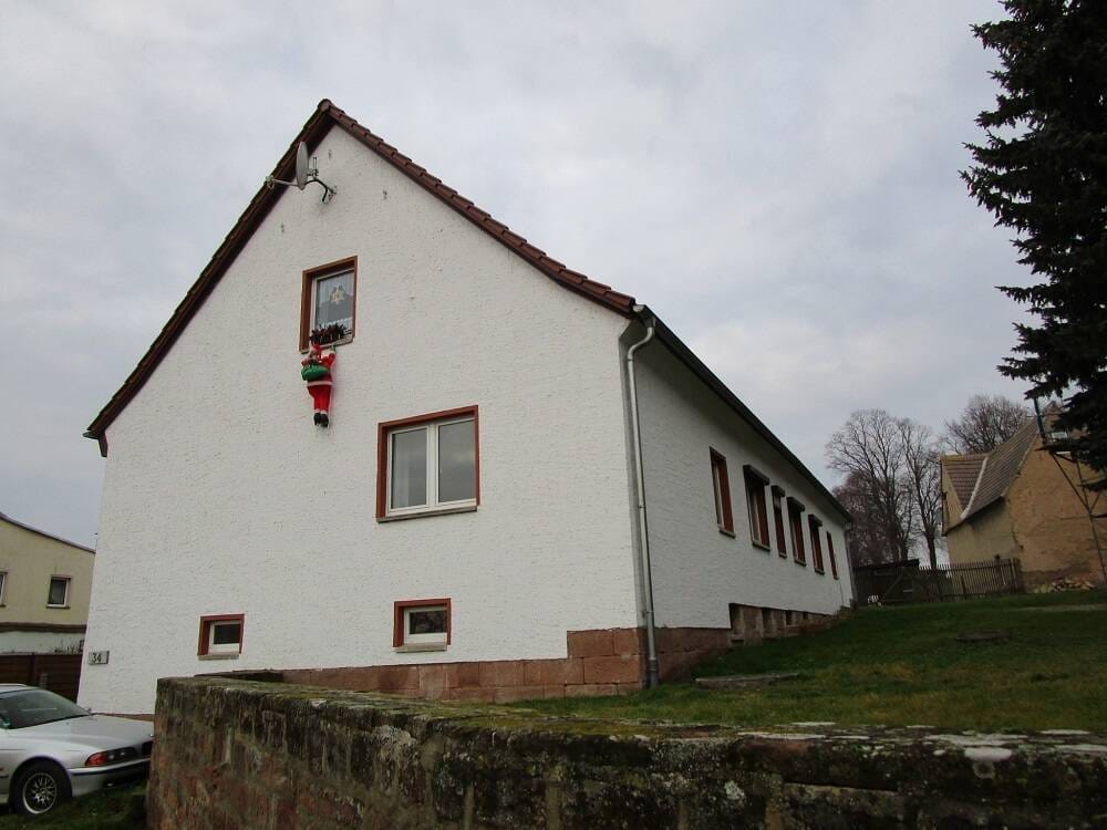 Immobilie in Querfurt - Voll vermietetes Mehrfamilienhaus mit 4 Wohnungen,  Grundstück und Stellplätzen in Querfurt OT Spielberg - Bild 1