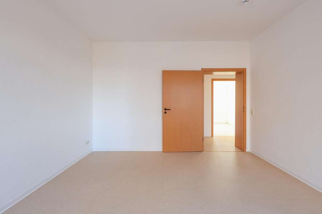 Immobilie in Lübben (Spreewald) - PROVISIONSFREI ! | 4-Zimmer ETW am Krankenhaus
98,16 m² | 1.OG | Balkon | denkmalgeschützter Altbau - Bild 2