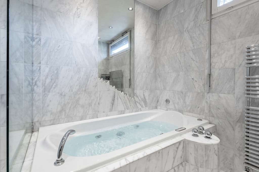 Immobilie in Obermichelbach - Wohnen wie im eigenen Resort - exklusiver Bungalow mit parkartigem Grundstück - Bild 4