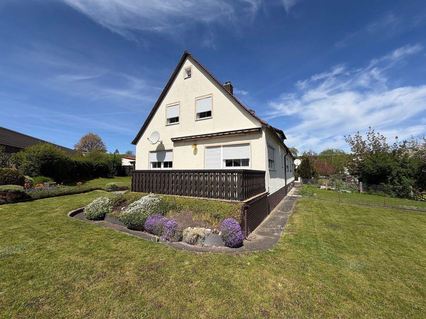 Immobilie in Treuchtlingen - Doppelhaus mit Garten und Garagen - Bild 1